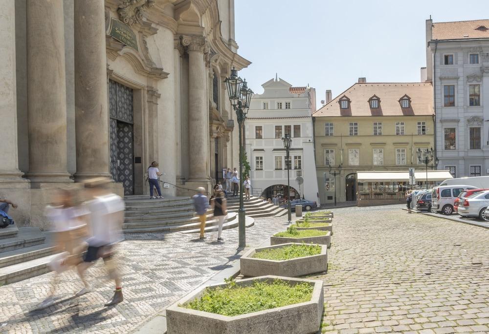 Little Town Budget Hotel Praag Buitenkant foto