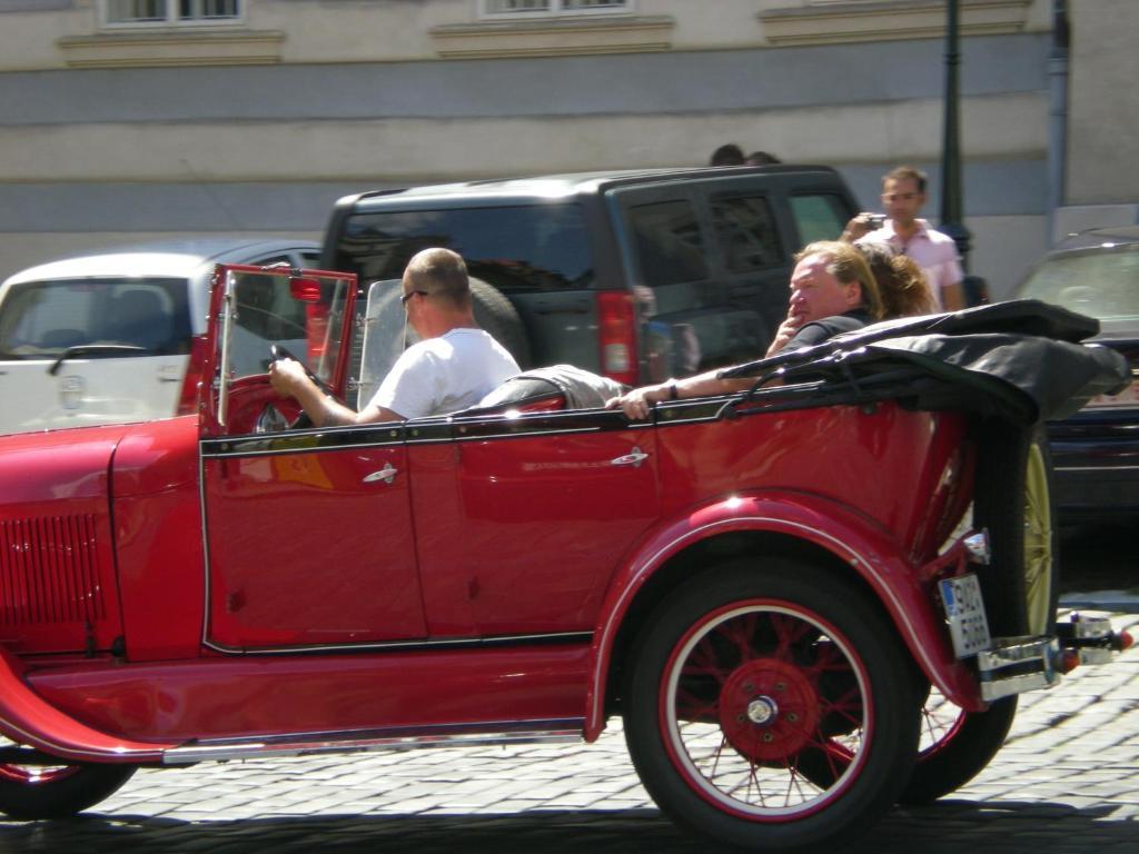 Little Town Budget Hotel Praag Buitenkant foto