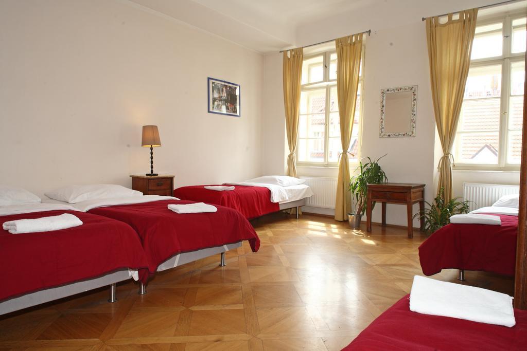 Little Town Budget Hotel Praag Kamer foto