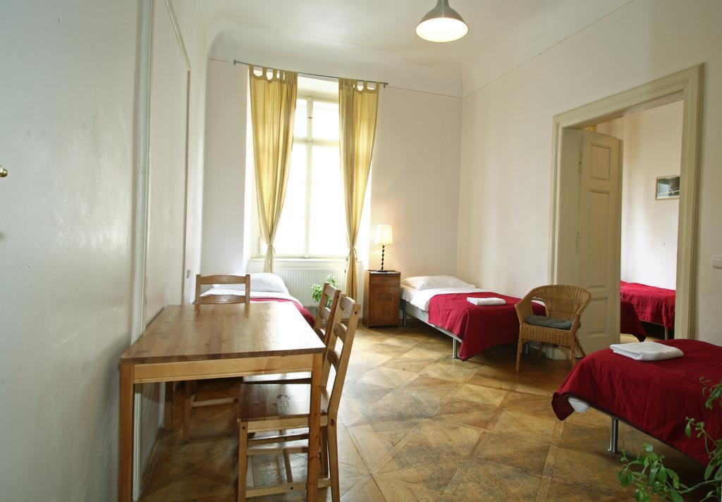 Little Town Budget Hotel Praag Kamer foto