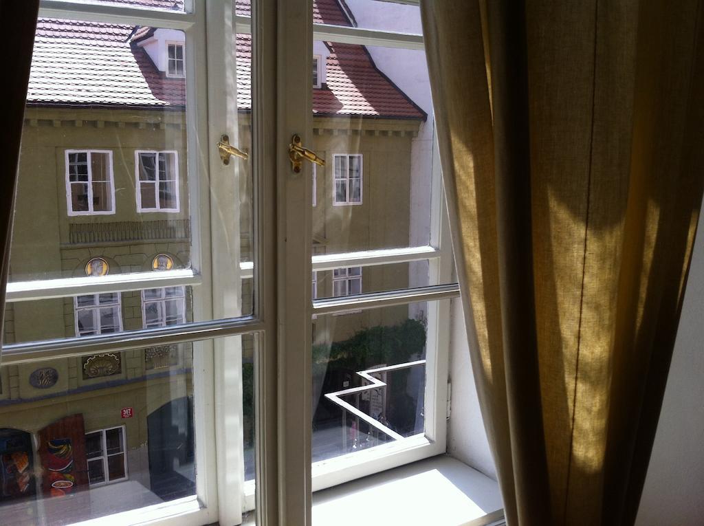 Little Town Budget Hotel Praag Kamer foto