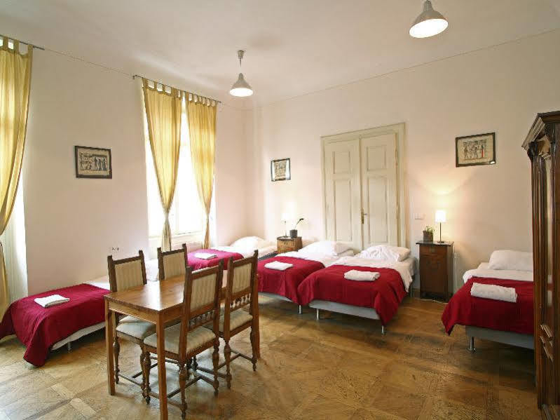 Little Town Budget Hotel Praag Buitenkant foto